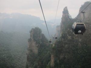 2020年8月17日、中国湖北省恩施トゥチャ・ミャオ族自治州の騰龍洞内で噴出物を眺める観光客。