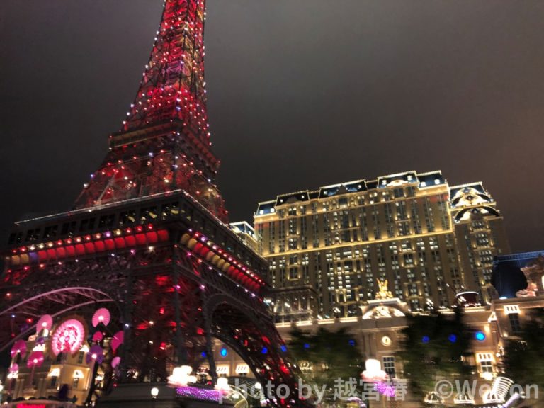 違法で動物的!若者がエッフェル塔に登り、息を呑むようなビデオを撮影