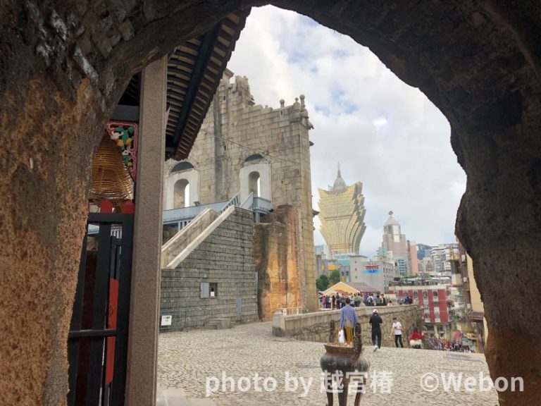 砂の上に建てられたポルトガルの家はビーチとの接触を増やす